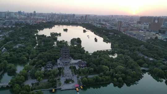 航拍山东济南大明湖景区夕阳