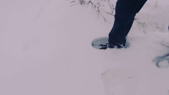 一个面目全非的人在冬天走过雪堆