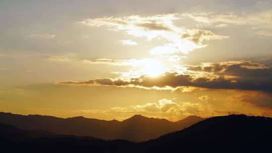 傍晚山峰日落延时唯美夕阳乡村黄昏天空晚霞