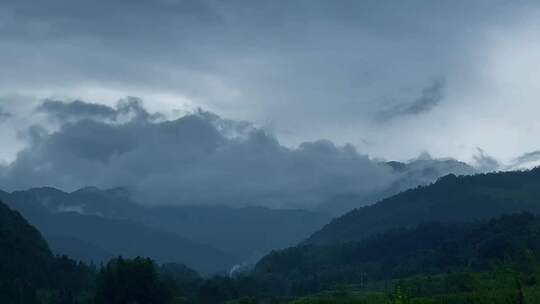 山里的阴雨天