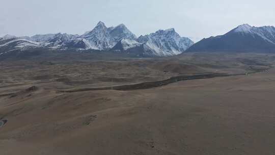 航拍西藏阿玛直米雪山和定结宗措湖