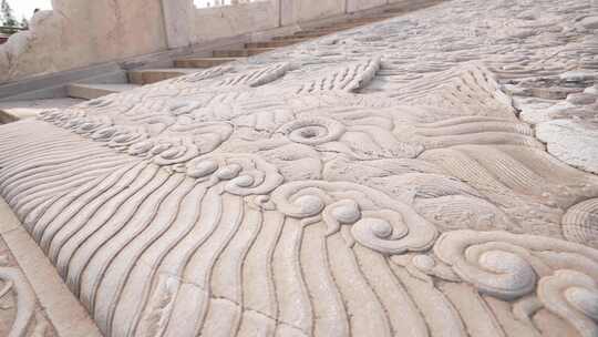 北京故宫太和殿台阶上雕刻的龙纹