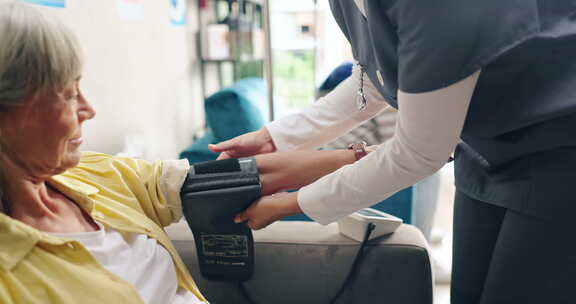 妇女、护士和病人在医院用血压机测量心率或