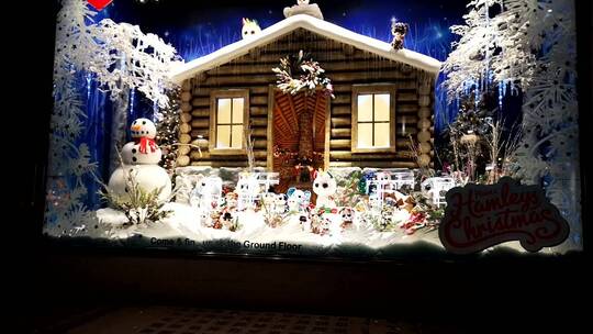 伦敦汉姆利玩具店的圣诞橱窗展示