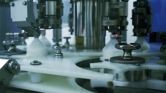 制药工业生产线中的疫苗瓶视频素材模板下载