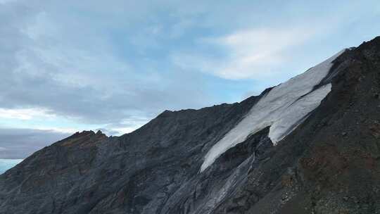 航拍四川岷山山脉雪宝顶雪山云海风光