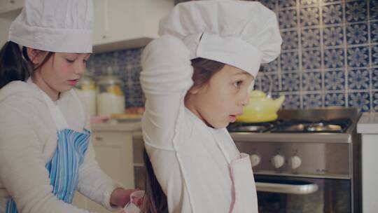 两个小女孩在厨房里玩耍