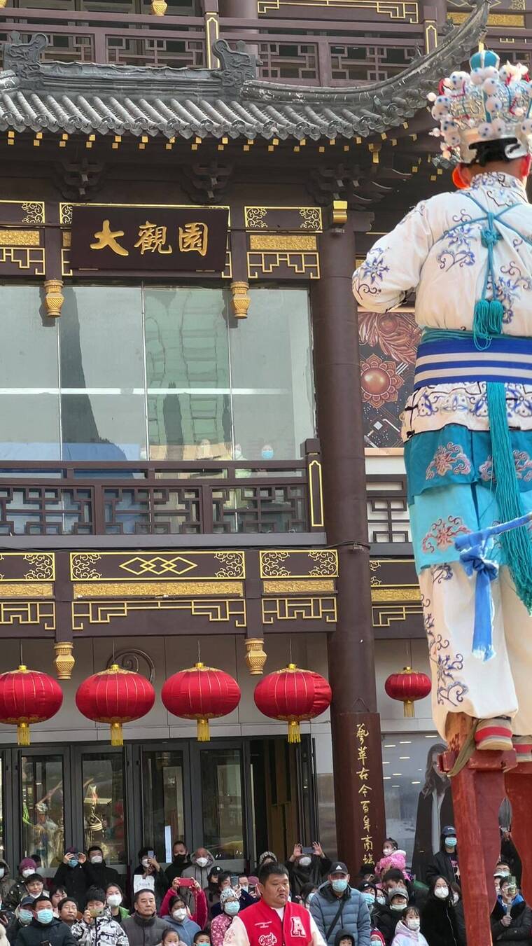 济南非物质文化遗产踩高跷民俗演艺闹元宵