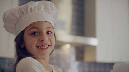 小女孩在厨房揉面团  姐妹 烘焙 厨房 和面 烹饪 揉面团视频素材模板下载