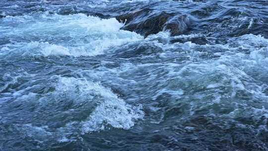 波涛汹涌的水流溪流慢镜头