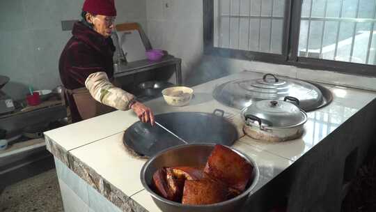 乡村厨房制作地方特色美食虎皮扣肉4k实拍