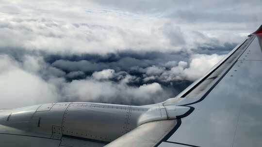 民航飞机穿云降落视频素材模板下载