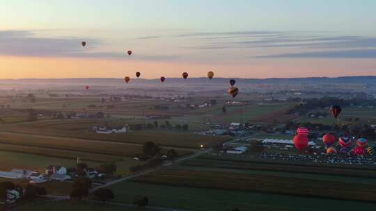 宾夕法尼亚州兰开斯特节日期间许多热气球的高空拍摄