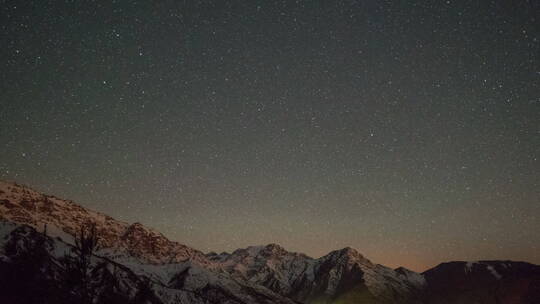 山脉上空星空延时