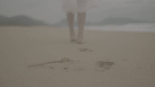 沙滩海边散步脚印 脚特写