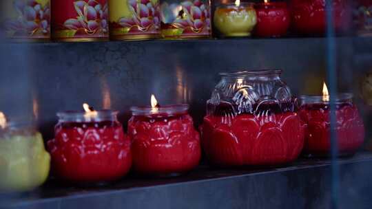 寺院燃烧的蜡烛