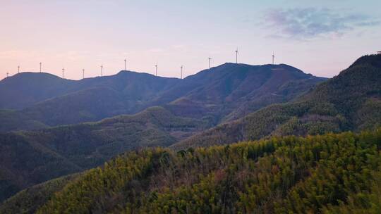 中国山区风力发电车新能源航拍视频