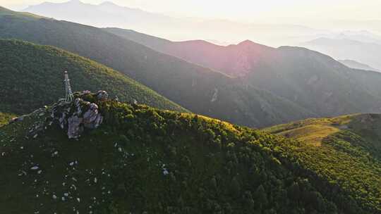 夏季高山草甸绿色森林牧场夕阳航拍