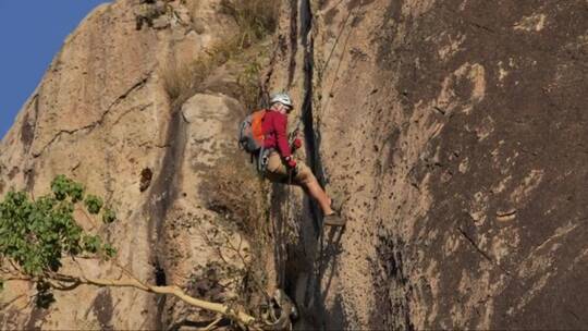 登山运动员从岩石山上下来