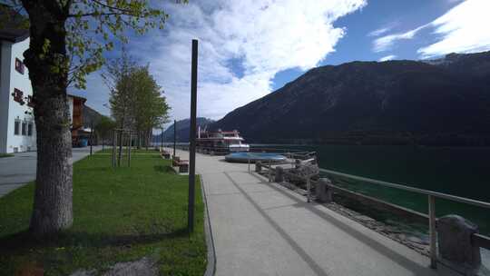 奥地利阿尔卑斯山阿辰湖旁佩尔蒂绍村的长廊。