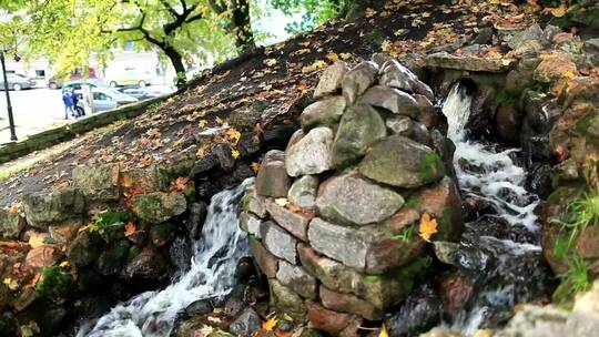 水从地下涌出