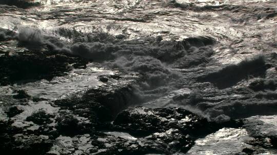 海浪冲击拍岸拍打礁石