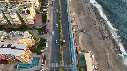 阿拉尼亚市海岸线上的道路交通汽车沿着道路鸟瞰图行驶