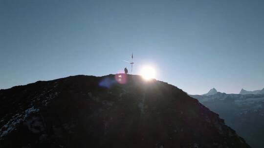 男子户外攀登雄伟山峰航拍