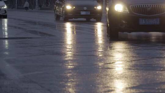 城市街道交通下雨车辆车流