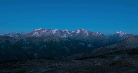阿尔卑斯山上从黄昏到白天的延时日出