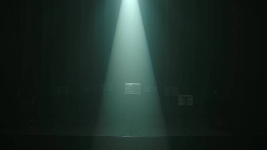 聚光灯照着舞台上的乐谱视频素材模板下载