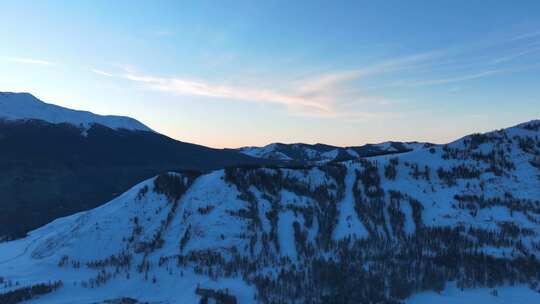 中国新疆阿勒泰地区禾木夕阳下的冬季风光