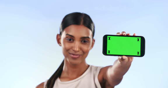 手机模型、绿屏和带有健身房广告的女人、健