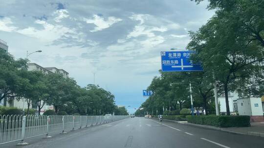 暴风雨来临前的乌云，大雨来临前的城市