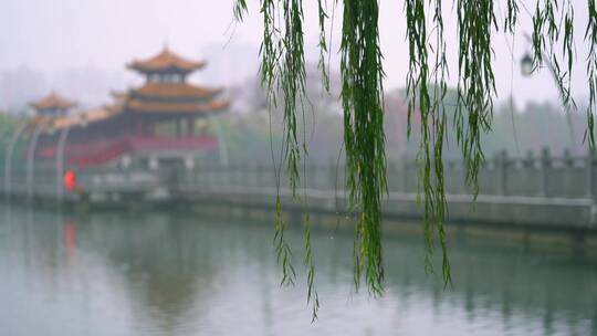 烟雨朦胧的湖上纪念亭