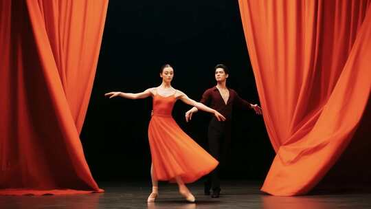 舞台上男女舞者双人舞蹈