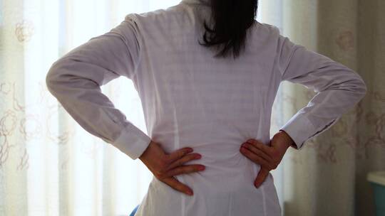 亚健康-腰椎间盘突出的妇女视频素材模板下载