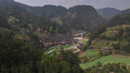 山间村落俯瞰，周边环绕层层梯田