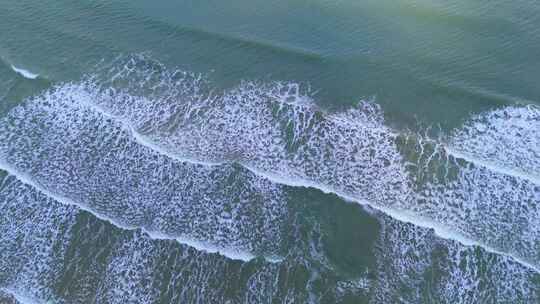 航拍大气磅礴海边海浪拍打沙滩自然风光