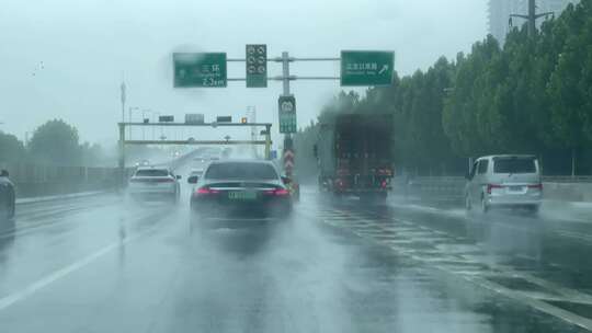 下雨天行车车窗视角雨刷器慢动作