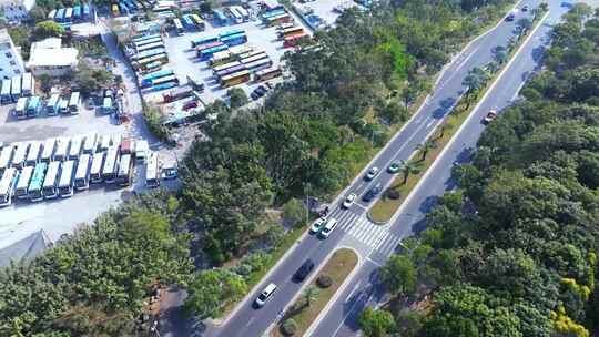 空中俯瞰路边停车场和车辆行驶的道路