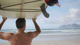 海滩上拿着冲浪板的男人高清在线视频素材下载