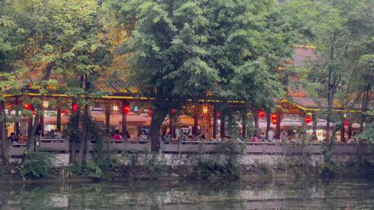夜景景区河边古建筑亮化喝茶的人