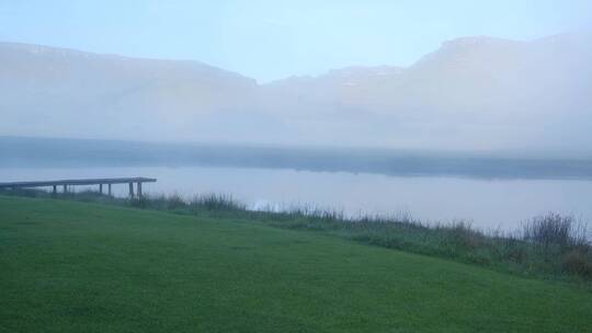 清晨的浓雾笼罩着湖面视频素材模板下载