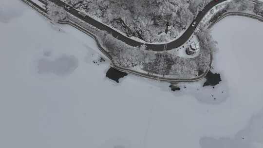 汽车行驶在山上雪后的公路上