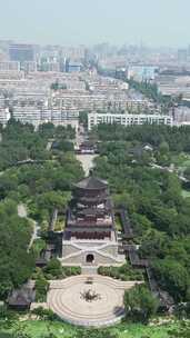 竖版航拍山东济宁南池景区