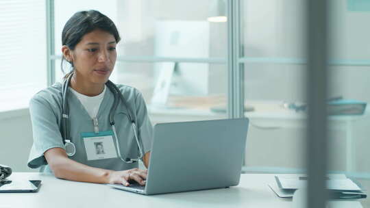 西语裔女医生在医务室工作的肖像视频素材模板下载