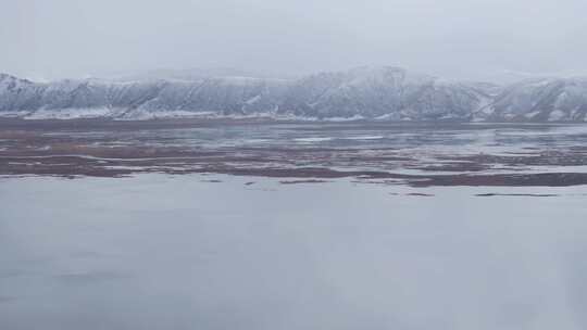 航拍青海果洛州冬格措纳湖风景