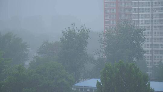 雾气雾霾阴天下雨暴雨中的城市