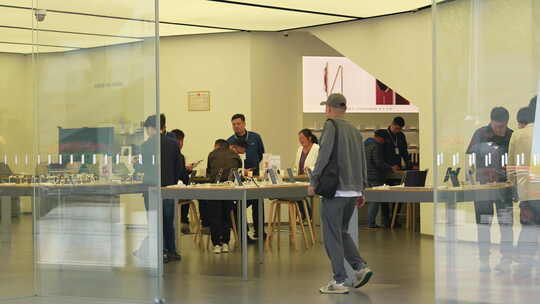 电子产品店内顾客体验场景